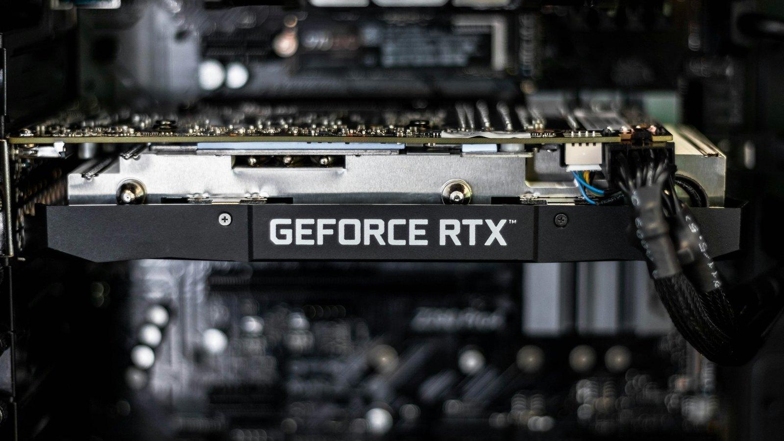 GeForce RTX yazılı ekran kartı yakın plan