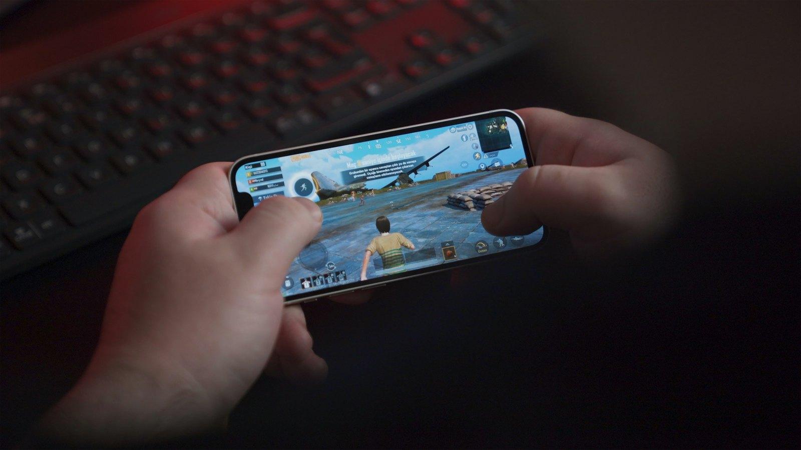 Karanlık masada elde tutulan bir akıllı telefon